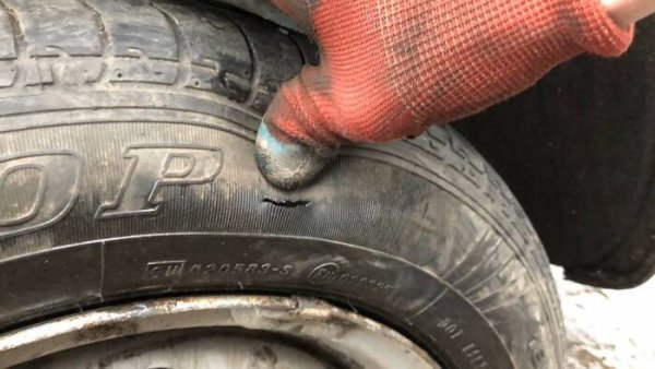 Гумите са подложени на огромни натоварвания по време на шофиране. Химикалите и солите по пътя през зимата, острите камъни, и стъклата, например, увреждат гумите. По тях се появяват прорези и пукнатини. Поради износването си пък гумите изтъняват. Ако не се вземат мерки навреме, гумата може да се спука при шофиране с висока скорост или рязко спиране.

Трябва не само да се следи състоянието на гумите, но и да не допуска невнимателен и агресивен стил на шофиране. За да издържат гумите възможно най-дълго, не трябва да се кара с бясна скорост върху разбит асфалт, трамвайни релси, стъкла, да се избягва качването по бордюри, да се внимава влизането в дупки и т.н. С една дума, шофьорът винаги трябва да следи не само какво се случва около него, но и да гледа пътната настилка.
