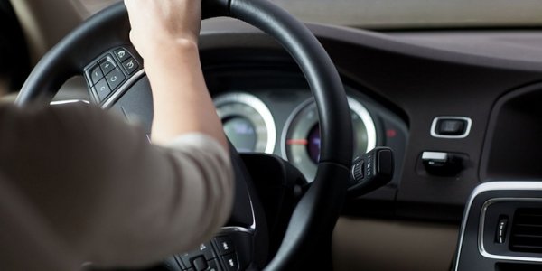 Не всеки шофьор може да чуе нетипичен звук в работещ автомобил, което да показва неизправност. Кормилната рейка задава и контролира посоката на движещата се кола. Когато е в изправност, тя лесно и безпроблемно изпълнява командите на водача. Подобно на всеки механизъм обаче, се износва с времето. Може да се корозира или повреди от удар, друсане, мръсотия или пътни химикали.

В резултат на това се губи херметичност, появяват се луфтове и празнини, а заедно с тях - скърцане и тракане при маневриране. С течение на времето неизправността се влошава и са необходими повече усилия за завъртане на волана. По-нататък това може да доведе до задръстване на рейката и загуба на управление. Така че трябва да се следи за необичайно поведение на волана: твърде леко или, напротив, силно въртене, скърцане и почуквания. Ако такива симптоми се появят, трябва да се обърнете към сервиз.
