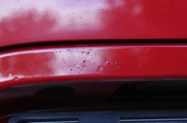 Равномерността на боята е един от показателите за липса на скрити дефекти. Ако дебелината й се различава в различните области, колата най-вероятно е претърпяла инцидент. Това означава, че има скрити щети - вдлъбнатини и деформации. Различна дебелина на боята обаче има и при нови автомобили, закупени от дилърството. Причината може да е производствен дефект - технологията на боядисване е нарушена или са били използвани нискокачествени материали.

Освен това новият автомобил може да бъде пребоядисан след небрежно транспортиране до дилърството, поради което е получил вдлъбнатини и драскотини. При внимателна проверка могат да се видят следи от операции по оправянето на тези проблеми върху извити повърхности. Това са различна дебелина на боята и петна. След откриването им трябва особено внимателно да проверите състоянието на автомобила за наличие на други скрити дефекти.
