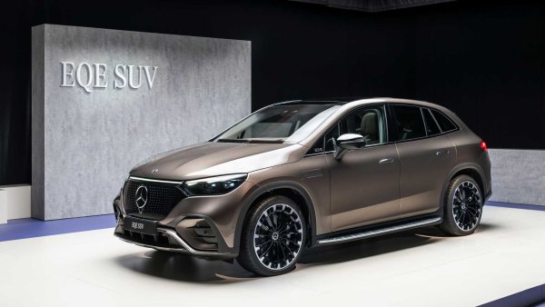 По някакъв начин всички модели на Mercedes-Benz EQ изглеждат еднакво, но бъдете сигурни – става въпрос за новия SUV EQE. Това вече е четвъртото превозно средство на платформата EVA2 и то със сигурност ще помогне за увеличението на продажбите на електрически автомобили на марката.

Известно е, че в зависимост от мощността на задвижващата система (от 386 до 677 к.с.), батерията с капацитет 90,6 кВт/ч осигурява пробег от 375 до 590 км според цикъла WLTP. Този SUV ще се произвежда в Тускалуса (Алабама/САЩ). Производството стартира през декември. Цените започват от 86 810 евро.