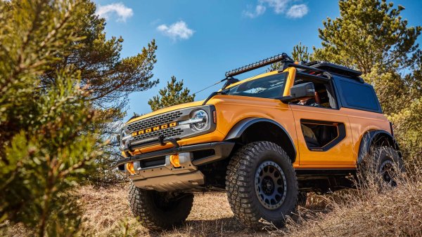 Някой вероятно ще се учуди защо Ford Bronco намира място в този списък. Все пак възроденият всъдеход беше представен сравнително отдавна. Той обаче ще излезе на европейския пазар едва през тази година и това оправдава присъствието му в тази група от модели. За съжаление, продажбите му ще бъдат ограничени, а и цената вероятно ще бъде доста сериозна.

Все още няма информация за задвижването. В момента Ford предлага 2,3-литров EcoBoost с четири цилиндъра и мощност 304 к.с. и 2,7-литров EcoBoost битурбо V6 с 335 к.с. Освен това отскоро има и Bronco Raptor с 3,0-литров туин-турбо V6 и 424 к.с.