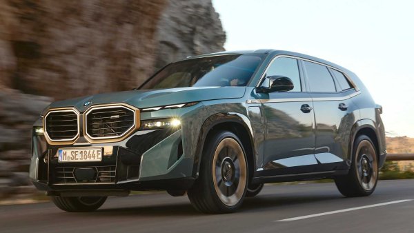 Вероятно нито една нова кола не е поляризирала толкова много миналата година, колкото BMW XM. Макар и само защото се смяташе за първата &bdquo;независима&ldquo; М-кола след легендарното BMW M1. Много от феновете на марката бяха тотално разочаровани, но пък други вероятно са изпаднали във възторг от видяното.

Със сигурност може да се каже, че цялата тази суматоха ще донесе успех на баварския производител. 653 к.с. от хибридна задвижваша система и тегло от 2785 килограма може и звучат дразнещо, но отзивите от първите, тествали автомобила, са отлични. Автомобилът ще е на разположение на дилърите през април със стартова цена 170 000 евро. По-мощното XM Label Red (760 к.с.) ще иззлезе наесен.