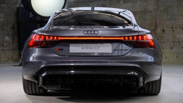 Светлините на един автомобил отдавна вече не са просто крушки, осветяващи пътя. е-tron GT носи последните постижения на техниката в областта на OLED осветлението - не само емблематичните за Audi "динамични" мигачи, но и множество други функции, вече не осветителни, а комуникативни. Чрез светлините си една съвременна кола може да общува с останалите на пътя, обяснява Сесар Мунтада, шефът по светлинния дизайн. Светодиодните фарове могат да прожектират образи върху пътя - примерно предупреждавайки другите за заледяване или други опасности. Все още не всички функции са достъпни, защото трябва да се осъвременят регулациите. Но е-tron GT например може да засече приближаващ отзад автомобил, докато е паркирано, и при опасност от сблъсък да активира дискретно светлините си и да предупреди другия шофьор. 
