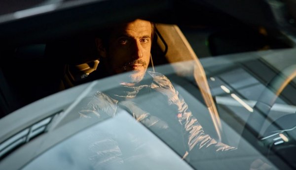 "Електромобилността не е въпрос на вкус, а е факт, наложен от физиката", обяснява Лукас де Граси, бивш пилот от F1, световен шампион от Formula E и глобален посланик за климата на ООН. "Електрическият мотор има над 90% ефективност. Този с вътрешно горене - доста по-малко. Бъдещето е електрическо - не само за автомобилите, а и за всичко останало. Освен може би космическите ракети". Де Граси бе сред първите изпитатели на новото e-tron GT и смята, че то е революционна стъпка напред по този път. "Само по себе си, то няма да промени света. Но създава стремежи и поражда желания. Хората ще видят на какво е способна технологията, и така електромобилността ще стане масова". 
