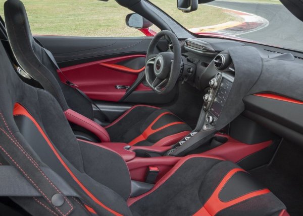 Радикален отвън и безкомпромисен на пистата, във вътрешността си британският суперавтомобил е неочаквано успокояващ. Изобилието от меки материали вдъхва спокойствие и уют, като в същото време салонът е напълно функционален и ергономичен. 