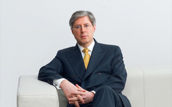 Георг и майка му Мария-Елизабет са собственици на Schaeffler Group, като индустриалната компания е основана през 1946 година. Последната голяма покупка на компанията е производителят на части и гуми Continental AG, фамилията контролира 46% от гиганта от 2008 година. За 2017 година продажбите на Schaeffler Group са били на стойност 16 милиарда долара.