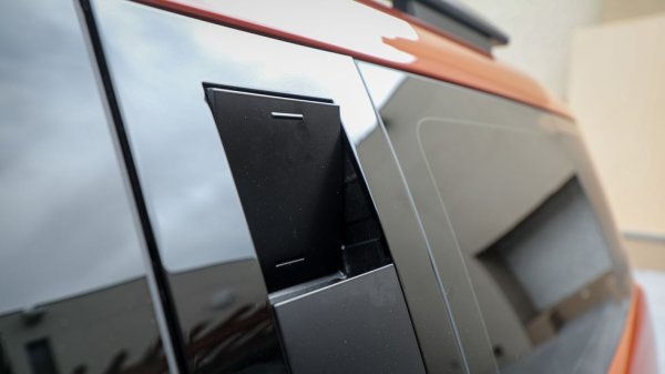 В потвърждение на подчератно по-приключенската натура на тази кола, тя е предвидена да носи сериозен товар върху покрива - било то в багажник, било под формата на покривна палатка. И в двата случая тези ръкохватки върху С-колоната ще ви помогнат да се качите горе. 
