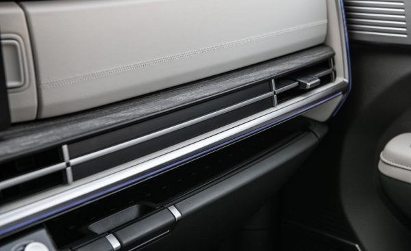 Тази кола вероятно би получила одобрението на отговорните другари от благополучно забравения щаб срещу Covid. Просто защото Santa Fe вече има специално отделение за вещи с вградена дезинфекция с ултравиолетови лъчи (UV-C). Доста удобно, като си припомним, че мобилните телефони например са сред предметите с най-голяма концентрация на вируси и микроби - чувствително по-голяма от тази върху тоалетните чинии, например. 
