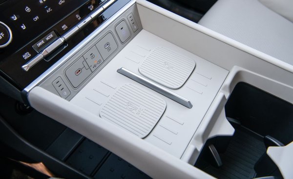 Вече почти всеки нов автомобил има индукционно зарядно устройство. Но Santa Fe е от малкото, които могат да зареждат безжично два телефона едновременно. Корейците са преместили превключвателя за предавките върху волана, което освобождава достатъчно място върху централната конзола. Материалът е специално разработен така, че телефонът ви да се прилепя към него, когато шофирате. 
