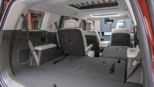 В миналото имаше епизодични опити да се предлага Santa Fe със седем места. Но сега третият ред се завръща, и то с удобства, каквито никога преди не е предлагал. Включително възможност да наклоните облегалката назад. 
