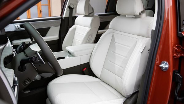 Третият ред седалки е интересна опция, но далеч по-впечатляващ е първият ред, оборудван с т. нар. Relaxation Seat, познати ни вече от електрическия Hyundai Ioniq 6. Тези седалки имат електрически подвижни опори за краката, така че да ви осигурят най-удобната позиция за шофиране, но също и да ви настанят максимално удобно, когато чакате някого или нещо в спрял автомобил. 
