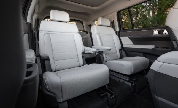 Както и при Kia EV9, тук вторият ред може да се оборудва с обикновена седалка за трима, или с два варианта с по две места. В единия седалките са подвижни и могат да се завъртат настрани или назад. В другия са електрически и могат да се превръщат в удобни шезлонги, освен това имат подгряване. 