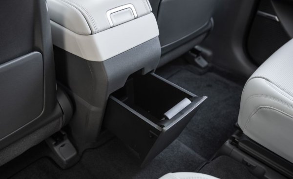 Конзолата между предните седалки съдържа специална кутия за вещи, която може да бъде отворена и отпред, и откъд втория ред седалки. Има и плъзгащо се чекмедже за пътниците отзад, с достатъчно обем. 
