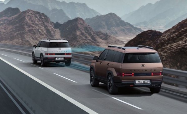 Във високите нива на Santa Fe вече се предлага системата Highway Driving Assist II. Тя е далеч по-усъвършенствана от обикновения асистент за поддържане на лентата, и вече е в състояние самичка да се престроява и да изпреварва - трябва само да включите мигача. Тествали автомобила в Америка обаче установиха, че тя не работи, ако шофьорът носи тъмни очила. 
