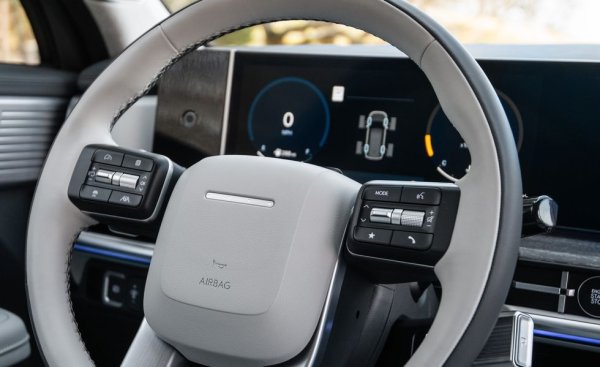 Устройството вляво от дигиталните прибори е скенер за отпечатъци, който може да бъде използван за отключването на определени функции - настройва се през приложението на Hyundai. Примерно можете с едно докосване на пръста да влизате в личния си профил в системата Hyundai Bluelink. Може да се използва и за запалване на двигателя, като допълнителна сигурност. 
