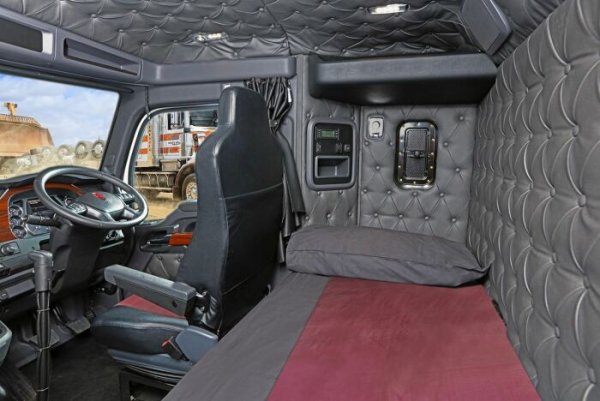 Моделът T680 не може да се похвали с най-голямата кабина или най-просторния жилищен модул. Но това чудо на американското инженерство има най-доброто базово оборудване сред всички модели по света - климатик, плосък сгъваем телевизор, просторен хладилник и място за спане, който в действителност не отстъпва много по ширина на домашно легло. В допълнение, седалката на шофьора може да се завърти на 180 градуса, което позволява да седнете на нея пред сгъваемата маса за хранене, разположена точно зад тираджията.