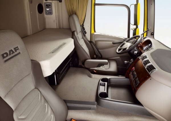 По време на последния рестайлинг инженерите на холандската компания се опитаха да направят кабината на DAF сравнима по отношение нивото на комфорт с тази на семеен автомобил. Наред с други предимства, "джентълменският комплект" има собствен изпарител, който позволява поддържането на желаната влажност на въздуха. Освен това камионът разполага с усъвършенствана 24-часова система за отопляване на кабината, която използва за целта остатъчната топлина от работата на двигателя. Отделно трябва да се подчертае кожената тапицерия.