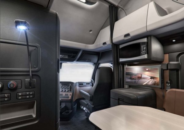 Обновяването на прочутия модел Cascadia отне почти 5 години старателна работа и 300 милиона долара. Значителна част от силите и ресурсите на американските инженери и дизайнери отидоха за преработването на кабината. В резултат на това тя буквално бе натъпкана от пода до тавана с разнообразна електроника. Адаптивен круиз контрол, усъвършенствана система за сигурност, сгъваемо двуетажно легло, телевизор, климатик, микровълнова печка и много други.