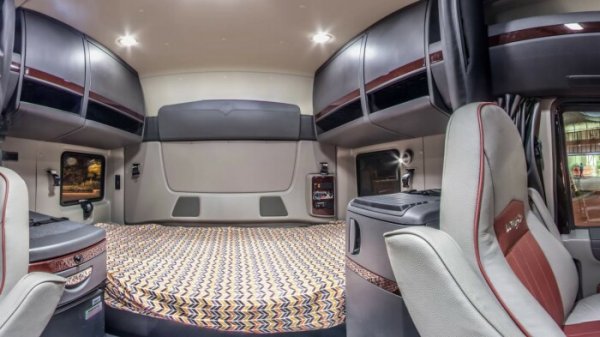 Последните модели на американската марка International впечатляват предимно с качеството на тапицерията в кабината, като се набляга най-много на кожата. Прави впечатление колко добре са изработени мебелите: сгъваеми и въртящи се маси и столове, просторно място за спане, много рафтове и вградени шкафове. Кабината на модела LONESTAR има огромен брой контакти и USB портове, които позволява свързването на десетки различни устройства. Базовото оборудване включва мини хладилник, микровълнова фурна и дори компютър.