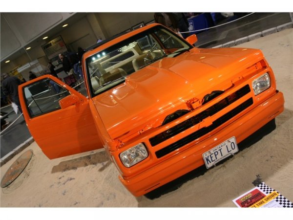 Брутална доработка на Chevy Blazer от 1987 година, представена на Performance World Custom Car & Truck Show 2009
