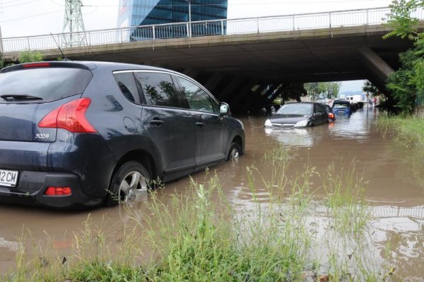 Дъждът вкара във воден капан 20 коли в софийски подлез. Снимка: Булфото