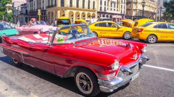 Куба е истински резерват за американските автомобили от 50-те години на миналия век. Има дори таксита от онази епоха. В столицата Хавана, например, може да се возите на в яркия кабриолет Cadillac Eldorado от 1956 г.