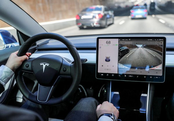 Едно от нещата, което сериозно е уплашило този собственик на Tesla,  е така нареченето „фантомното спиране”. Това е функция на системата за автопилот, която се активира внезапно при движение по магистрали. Според притежатели на електромобила, това им се е случвало само веднъж, но ги е изплашило много.
Затова и собственикът на този Model 3 той почти се е отказал от използването на автопилот или го прани много рядко и „пестеливо“ (по думите му).