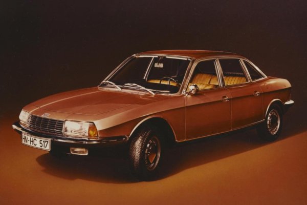 Представен на автомобилното изложение във Франкфурт през 1967 г., NSU RO 80 изненадва света със своя дизайн, който смесва извивки и прави линии. RO 80 е първият модел на малкия германски производител със задвижване на предните колела. И преди всичко има оригинален ротационен двигател (тип Ванкел).

Колата, която трябваше да се превърне в бъдещето на марката, спечели престижното отличие, но по отношение на пазарните резултати - 37 389 бройки, продадени между 1967 и 1977, това NSU се оказва горчив провал за авангардната производителя, който в крайна сметка е погълнат от Audi през 1985.