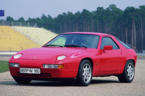 В края на 70-те години Porsche, която искаше да излезе от сянката на 911, пусна на пазара 928. Този модел, оборудван с нов заден мост с двойни носачи и множество алуминиеви елементи на каросерията (врати, предни калници и др.), се задвижва от V8 с водно охлаждане, като това е за първи път за марката.

Въпреки титлата си „Автомобил на годината“ през 1978 г. и известния успех в САЩ, Porsche 928 никога не достига целите си за продажби. С 60 977 единици, продадени между 1977 и 1995, това купе от типа GT винаги ще остане в сянката на непобедимото 911.