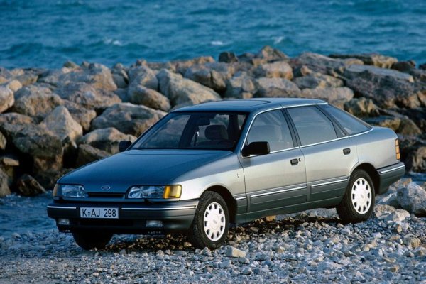 Лансиран през 1985 и коронясан през 1986, Ford Scorpio е проектиран от французина Патрик Льо Кеман (бащата на Renault Twingo). Първоначално предлаган като хечбек (версията седан пристигна през 1989), той остана като първият модел за масовия пазар, оборудван с ABS.

Въпреки щедрия си простор и значително подобрено управление в сравнение с Granada, която заменя, Ford Scorpio ще остане в сянката на своите първокласни конкуренти от Audi, BMW и Mercedes. Много купувачи го критикуваха, че е просто обикновена удължена Sierra.