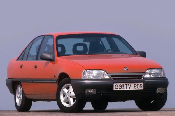 Награден през 1987, само година след Ford Scorpio, Opel Omega играе в същата лига - тази на големите седани. При него се обръща особено внимание на  аеродинамиката, за да се намали консумацията на гориво.

Подобно на своя конкурент Ford Scorpio, първото поколение Opel Omega, произвеждано от 1986 до 1993 , трябваше да се справи с конкуренцията от страна на премиум-марки, които бяха по-популярни (по-търсени) на този пазар в очите на луксозната клиентела.