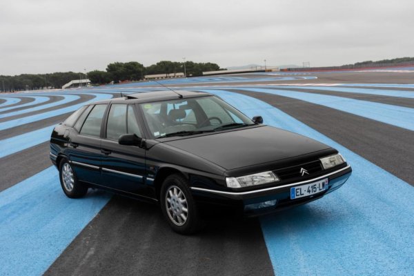 Последният истински Citro&euml;n според феновете на марката, XM има трудната задача да замени CX. Заради нетипичния стил, хидравличните окачвания и типична ергономичност на Citro&euml;n мнозина за възхитени от тази кола. Очевидното гурито на COTY също, тъй като му присъжда наградата през 1990.

Въпреки добрия търговски старт, производството на Citro&euml;n XM бързо намалява. Причината за това са електрически проблеми, които влияят на неговата надеждност и разочароващо качество на сглобяване. Подобренията, направени по време на кариерата му, не му позволяват да поправи ситуацията.