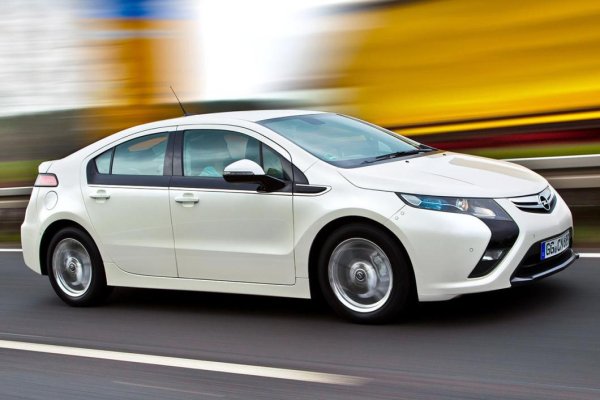 След Toyota и нейния Prius, но много преди повечето други производители, General Motors залага на хибридите. Резултатът е дуото Opel Ampera/Chevrolet Volt, пуснато на пазара през 2011. Първоначално това се оказва печеливш залог и с помощта на медиите Ampera беше избран за &bdquo;Автомобил на годината&ldquo; през 2012.

Хибридът в случая разчита на двигател с вътрешно горене, който никога не задвижва колелата, но действа като удължител на пробега и усилва електрическия агрегат, ако е необходимо. Приятна за използване, тази технология се оказа твърде скъпа. Резултатът е само 10 101 продажби между 2011 и 2015.