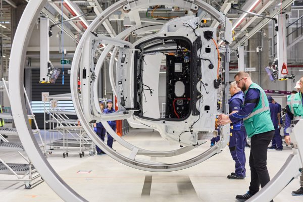 BMW обяви цел за "нетна нула" - тоест за свеждане на парниковите си емисии до неутрално състояние - до 2050 година. За стартова година се смята 2019, когато емисиите на германската компания бяха около 150 милиона тона СО2 или негов еквивалент. През 2024 те вече бяха намалени до 131 милиона тона, а до 2030 по план трябва да спаднат до 109 милиона тона. При това BMW включва в сметките не само емисиите по собственото си производство, но и емисиите при доставчиците на компоненти, при добива на суровините за тях, при реалната бъдеща експлоатация на автомобила и при неговото финално рециклиране. Баварците работят по оптимизирането на абсолютно всяка точка от този процес. 
