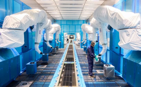 iX3, което ще се прави в новата фабрика на BMW в Дебрецен, е идеалната илюстрация за този подход, който баварците наричат "холистичен" (тоест цялостен). Новият унгарски завод е планиран по начало по този начин. Той няма да използва изкопаеми горива под никаква форма (в момента има няколко автомобилни завода по света, които се хвалят с енергийна неутралност, но тя се постига само на хартия, с покупка на квоти за емисии). Дебрецен разчита на соларна и вятърна енергия, и на сложни системи за термалното й съхранение. Благодарение на това и на множество други новости, Дебрецен ще има с около 60% по-ниски въглеродни емисии от останалите заводи на баварците - които са между световните лидери в тази посока. При сглобяването на на едно iX3 в Унгария ще отделя едва около 0.1 тона въглероден диоксид (това не включва производството на компоненти в други заводи). 
