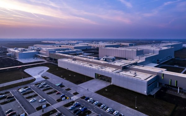 BMW отделя голямо внимание и на суровините, особено тези за батериите. От всички възможни автомобилни компоненти, именно производството на клетки за батерии има най-голям въглероден отпечатък - оттам и много от критиките в лицемерие срещу компаниите, налагащи електромобили. На пазара има EV модели, при които отделените при производството им емисии напълно компенсират спестените по-късно при употребата им в реалния живот. Да не говорим за много по-сложното им рециклиране. Всъщност, ако разгледаме емисиите в целия жизнен цикъл, някои електромобили са доста по-замърсяващи от обикновена малка кола с бензинов двигател. 
