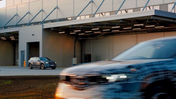 С Neue Klasse баварците искат да променят това. По техни данни, потвърдени от независими одитори, новото iX3 ще компенсира големите емисии при производството си и ще се изравнява с нормалния автомобил с ДВГ още след 21,500 км пробег (при зареждане със сегашния енергиен микс в ЕС). Ако се зарежда само от възобновяема енергия, равенството с ДВГ надстъпва още при 17,500 км. Общите емисии за създаването на едно iX3 до доставката му на клиента ще са 13.5 тона, срещу 9.9 тона за аналогичен автомобил с ДВГ. Но след 200,000 изминати километра емисиите на на iX3 ще са около 23 тона (или само 14.6 тона при ползване на енергия от ВЕИ) срещу 52.8 тона за аналога с вътрешно горене. 
