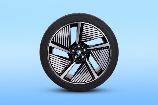 Принципът &ldquo;Secondary First&rdquo; (вторичното - първо) е приложен и във всички останали области. При алуминиевите компоненти се търси максимум използване на рециклирана суровина, но без никакви компромиси със здравината. Алуминиевите джанти на iX3 са 70% от вторични суровини, но в изпитанията не се отличават от досегашните. 
