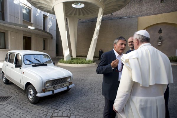Малкият хечбек Renault 4 от 1984 г. с пробег от около 300 000 км (между другото, това е първият автомобил с предно предаване на марката и най-разпространеният френски автомобил в света) беше един от най-известните автомобили на понтифика. Колата нямаше нито климатик, нито броня по каросерията и беше най-доброто отражение на идеята за отхвърляне на лукса. 

Класическото Renault 4L беше представено на Франциск през 2013 от 70-годишния италиански свещеник Ренцо Дзока. Той беше толкова впечатлен от призива на главата на католическата църква към нейните служители с молба да се откаже от използването на скъпи автомобили, че му даде своя градски хечбек заедно с комплект зимни гуми. 

При срещата със свещеника, който лично е закарал подаръка до Ватикана, папата каза, че има същата кола в Аржентина и знае как да я кара. Твърди се, че Франциск е карал малко Renault из Ватикана от време на време.