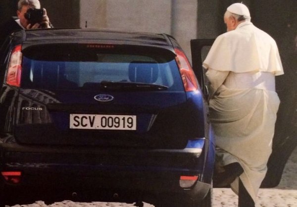 След като стана папа, Франциск предпочете прост и скромен син Ford Focus за ежедневните си пътувания. Изборът му символизира връзката му с обикновените хора.