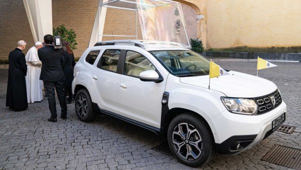 През 2019 папа Франциск получи от Renault папамобил, базиран на кросоувъра Duster, създаден от каросерийното студио Romturingia заедно със специално подразделение на Dacia. Автомобилът, построен в една бройка, се отличава с намален с 30 мм просвет и стъклена надстройка в задната част на каросерията. Каросерията на този папамобил е боядисана в традиционния перлен цвят.
