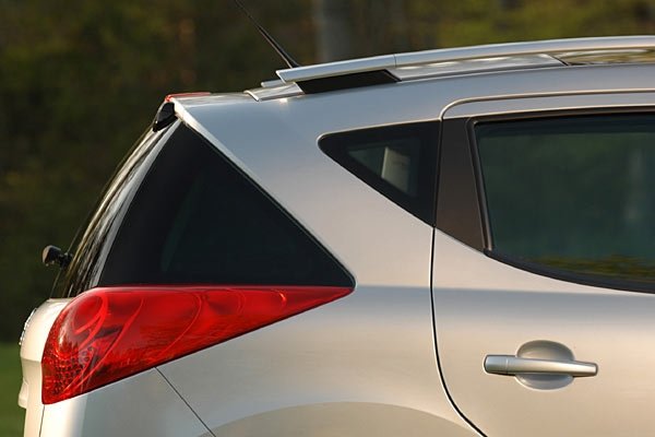 Задните светлини в детайл: стоповете са доста големи, влизат дълбоко в калника