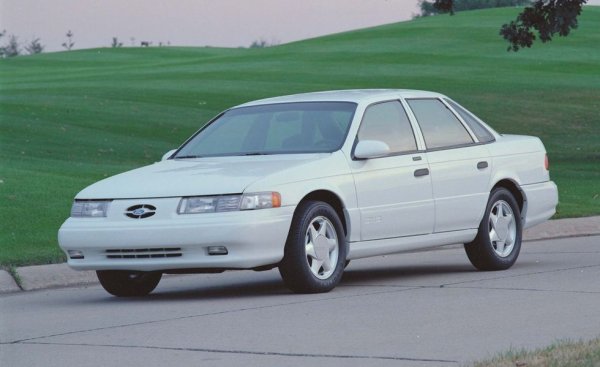 Car&Driver наскоро нарече Taurus последния добре направен лек автомобил на Ford. Този седан, технологичен и с много модерен за времето си дизайн, излиза начело в САЩ през 1992 с 409 000 продажби, и после повтаря постижението през 1993, 1994 и 1995. Accord трябва да се задоволи с второто място. 

