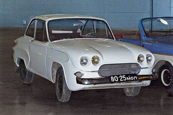 Двувратият седан Труд, който е построен през 1964 в Москва, шокира с две основни свои черти. Първата от тях е, че сложните му външни панели са изработени от стоманени листове, а не от композитни материали, което е направило изработката им много по-трудна. Втората вълнуваща част от историята за този автомобил е, че трицилиндровият му двигател не е взет от вече съществуващ модела, а е проектиран от самите създатели на колата. За съжаление, неговата мощност и останалите технически спецификации са неизвестни.
