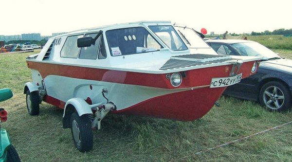 Да, това е амфибия, което обяснява и името. Тритон може да се управлява както на сушата, така и по вода. Чудатата машина използва двигателя на ГАЗ-21 Волга и скоростната кутия от Запорожец 968. Автори на смелия проект, който получил одобрението и на Главната инспекция по пътна безопасност (ГАИ), са Димитри Кудрячков и Лариса Карулина. Идеалното разпределение на тежестта, ефективният воднореактивен двигател и прибиращите се колела правят от Тритон доста приятна за управление машина - особено във вода.
