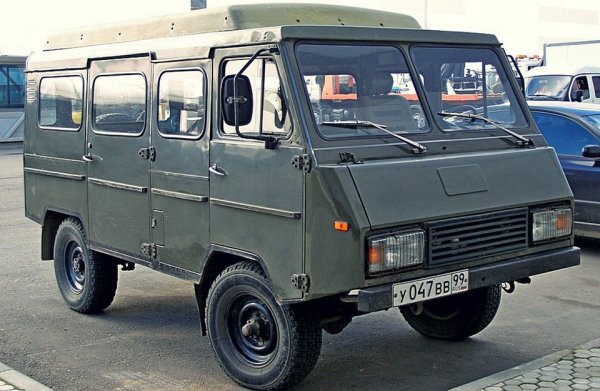 Войнишко зеленият цвят на Кентавър не е избран случайно, тъй като в неговите недра е разположена трансмисията от американския военен джип Willys MB, макар че двигателят е руски - от ВАЗ-2101. Към шасито са прикрепени ресори от УАЗ, а за външните панели са използвани стоманени листове, от които иначе са се правели газови печки. Покривът може да се демонтира, превръщайки Кентавър в кабриолет. Съветският микробус е построен през 1984 от Анатолий Мишков.
