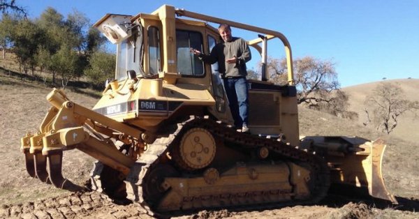 Малцина знаят, че заради здравословните проблеми на дъщеря си, актьорът се премести да живее далеч от града. Мат има ранчо в Калифорния, къдего ежедневно използва този булдозер за различни дейности. И както сам казва, често това е най-караната от него машина през седмицата.

Между другото, ЛеБлан е и голям фен на мотоциклитетите, ката в гаража му има сериозна колекция от модела на Ducati и Aprilia, това е тема за една друга история...
