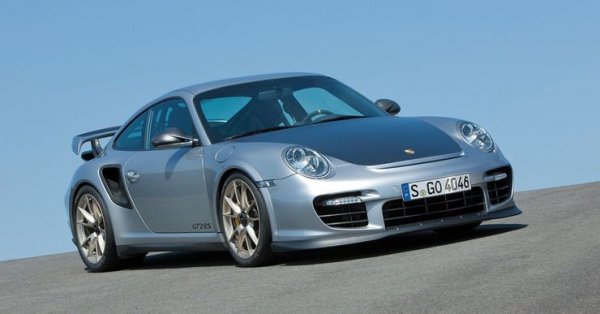 Джоуи Трибиани (ако някой не знае, така се казва героят на Мат в "Приятели") не само притежава Porsche 911 GT2 RS, но е собственик на една от 500-те бройки от специалната серия, направена през 2011 година. При тях 6-цилиндровият боксер развива 620 к.с., което си е забележително постижение.

Актьорът явно има специална връзка с Porsche. В един от епизодите на "Приятели", персонажът на ЛеБлан намира ключовете за Porsche в Сентрал Парк и след това се преструва, че всъщност притежава такъв автомобил, като дори се сдобива с артикули на марката. Иронията е, че в гаража на актьора има цели 6 коли на Porsche.
