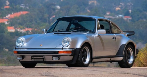 Явно Мат харесва не само модерните модели на Porsche, а е фен и на класическите автомобили на марката. Той притежава Porsche 911 от 1987 година (поколение 930), като специално тази кола има доста богата история, преди да стане собственост на актьора. Тя е преработена от германските инженери, за да може да отговаря на стандартите за вредни емиси в САЩ, като за целта е намалена мощността на двигателя.

Освен всичко друго, автомобилът изглежда страхонтно. А ЛеБлан е категоричен, че единственото Porsche, което си заслужава да притежава човек , е 911. Независимо дали е ново или старо. 
