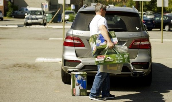 Колкото и спортни коли на Porsche да има в гаража, актьорът се нуждае от нещо практично за всекидневно ползване. Като истинска звезда той използва Mercedes-Benz ML63 AMG, защото е богат и може да си го позволи.

Всъщност, и при този избор се вижда, че актьорът си пада по високите скорости, защото този автомобил си е доста бърз и за ежедневно шофиране. Под капака му е поставен 5,5-литров битурбо V8 двигател, който развива 518 к.с. Ускорението от 0 до 100 км/ч отнема под 5 секунди. Направо очарователно!
